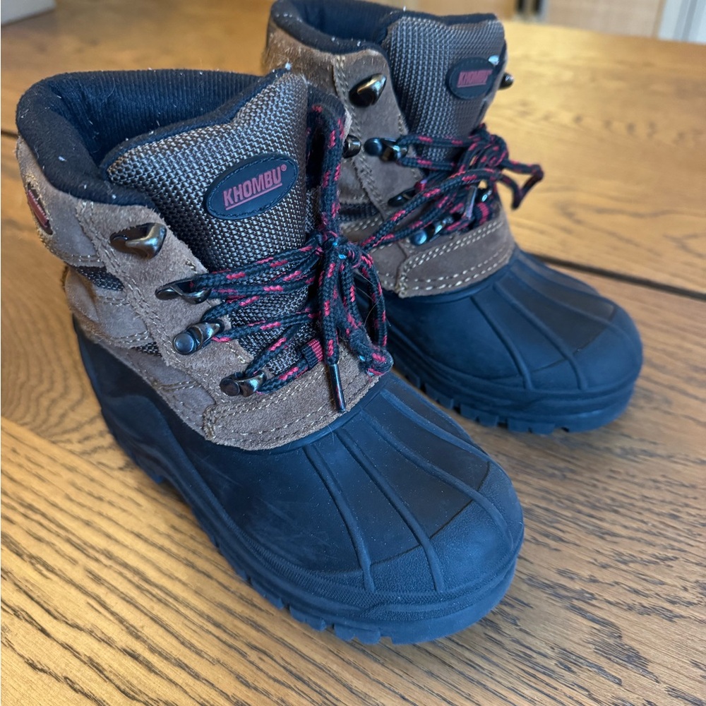 Khombu Kids' Black and Tan‎ Snow Boots